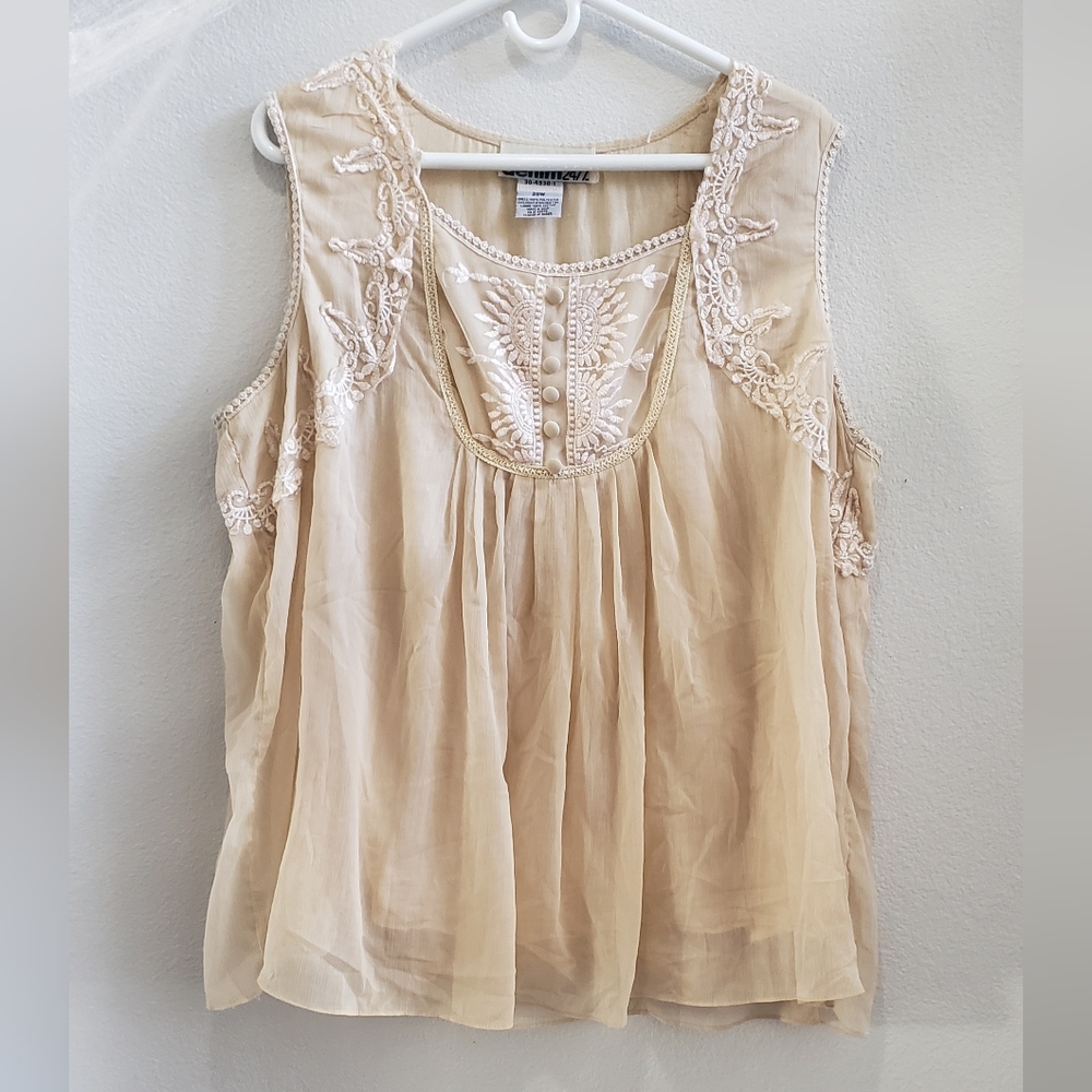 Sleeveless Ivory blouse with detailed lace trim, size 20W